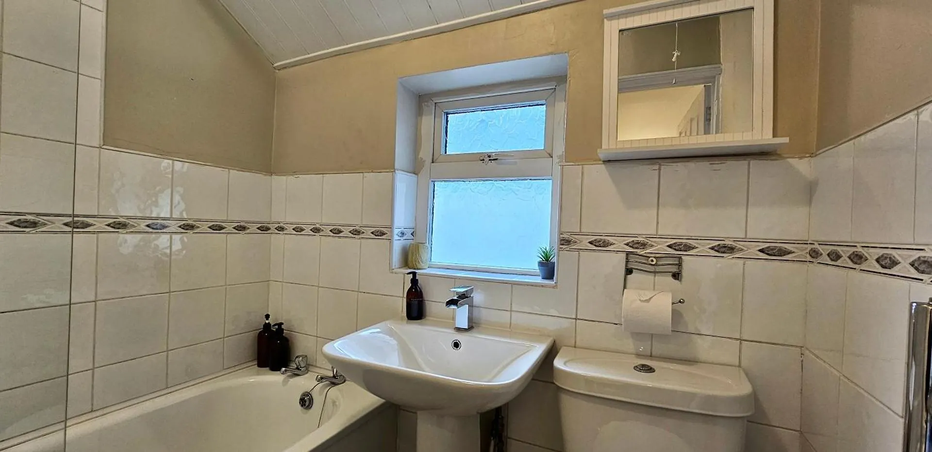 Ideal For Groups - 4 Bedrooms, 2 Bathrooms Cardiff United Kingdom