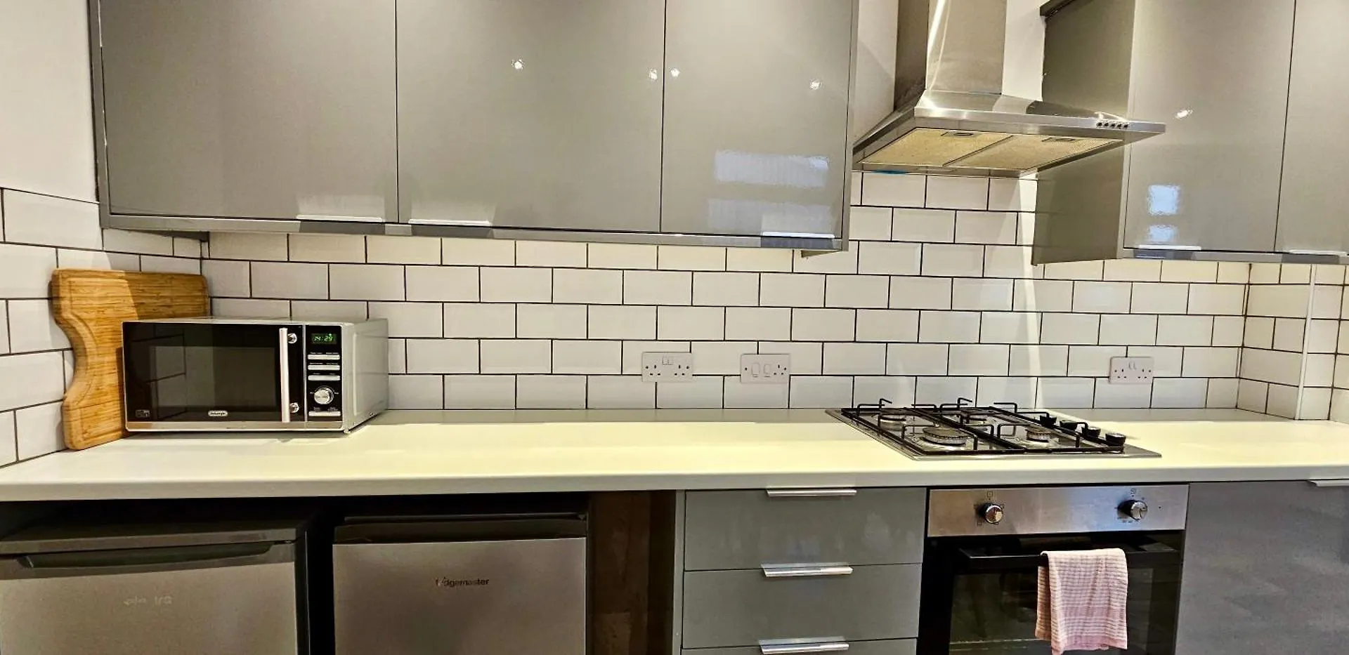 Ideal For Groups - 4 Bedrooms, 2 Bathrooms Cardiff Apartment