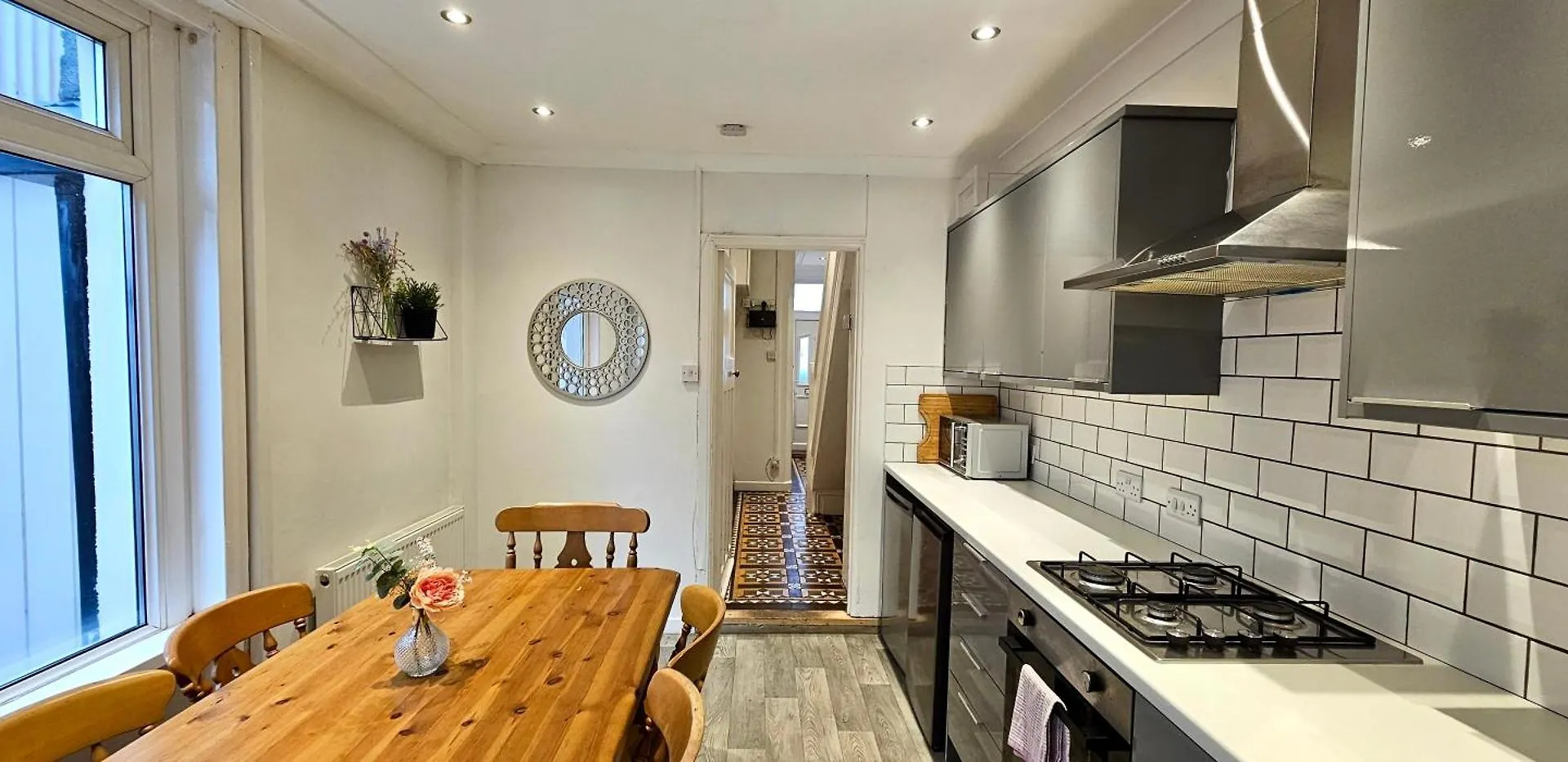 Ideal For Groups - 4 Bedrooms, 2 Bathrooms Cardiff