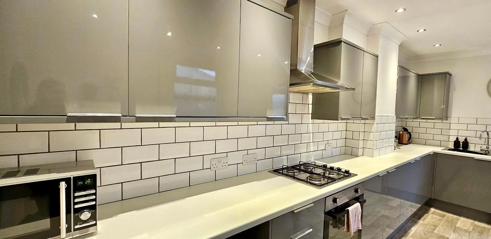 Ideal For Groups - 4 Bedrooms, 2 Bathrooms Cardiff Apartment