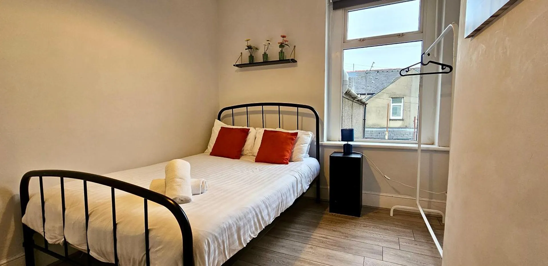 Ideal For Groups - 4 Bedrooms, 2 Bathrooms Cardiff