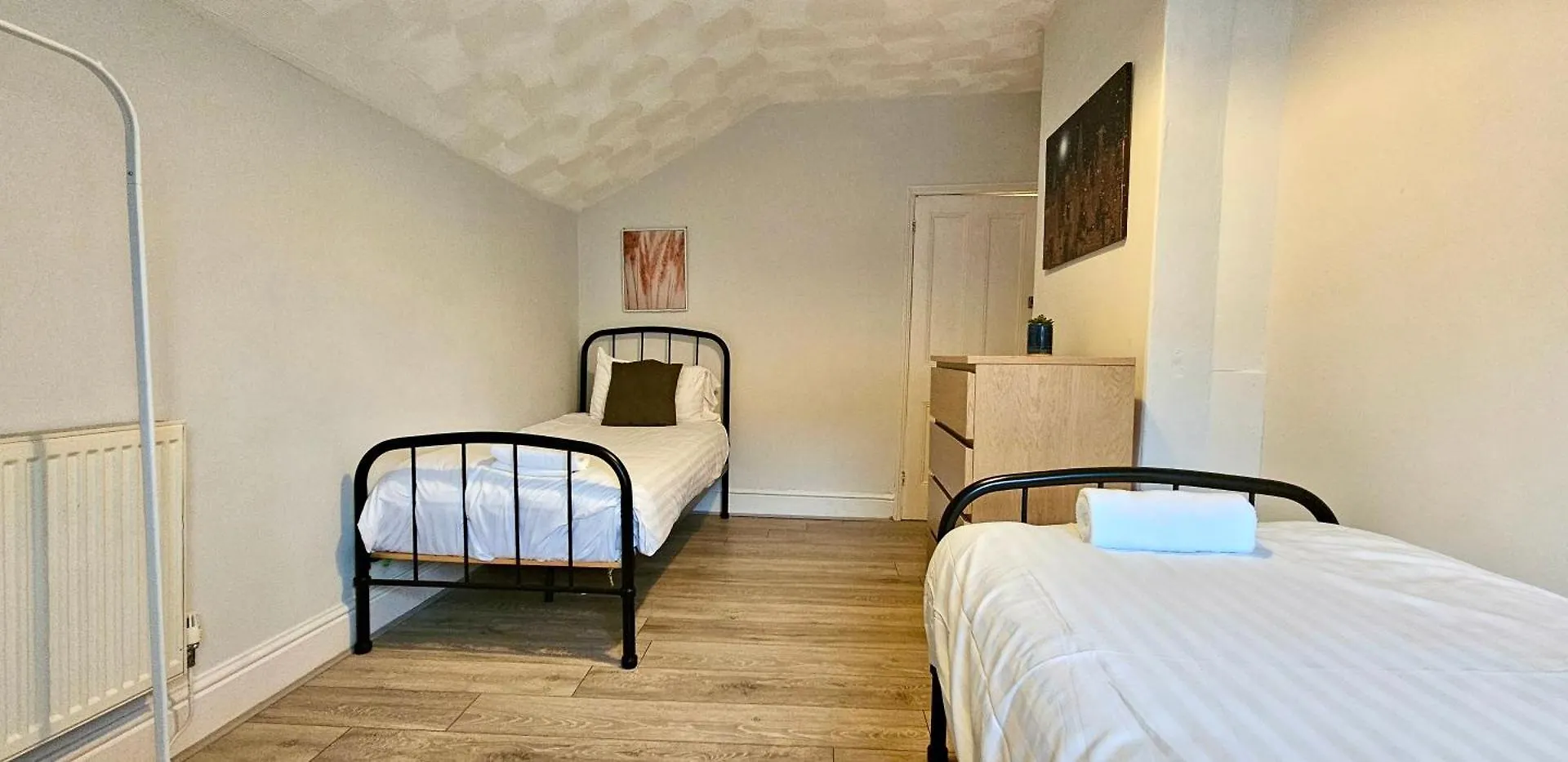 Ideal For Groups - 4 Bedrooms, 2 Bathrooms Cardiff Apartment
