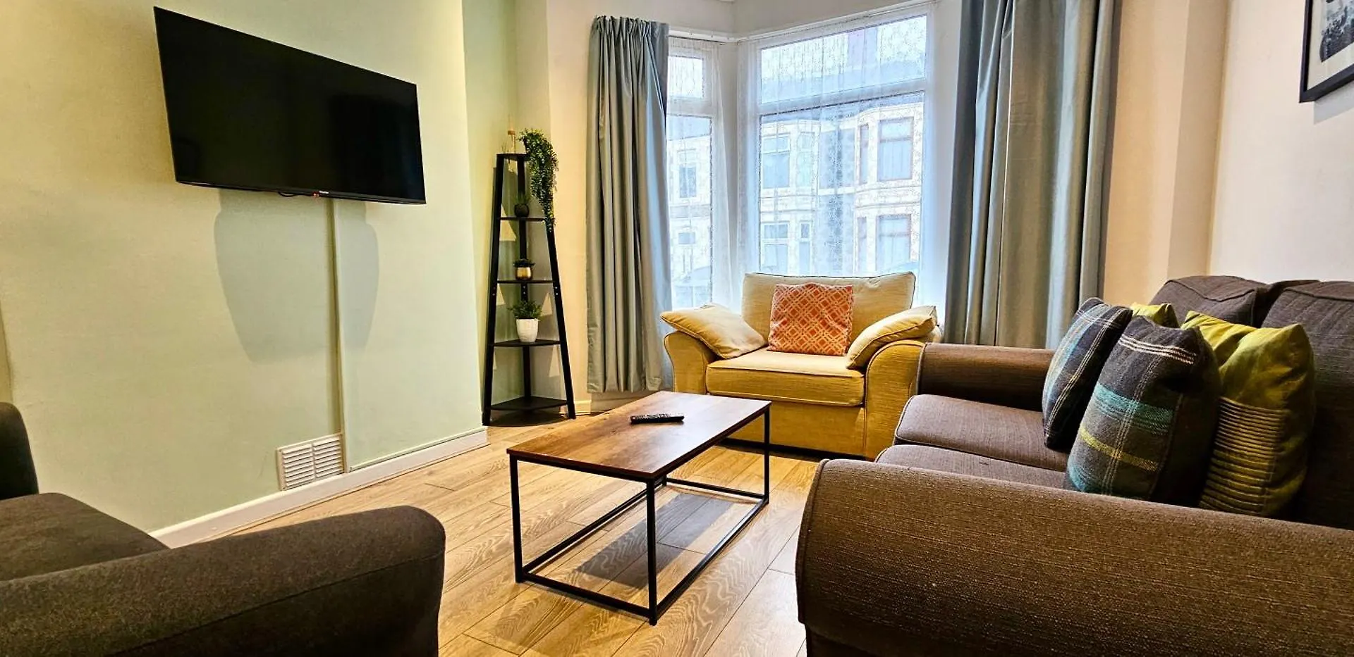 Ideal For Groups - 4 Bedrooms, 2 Bathrooms Cardiff 0*,  United Kingdom