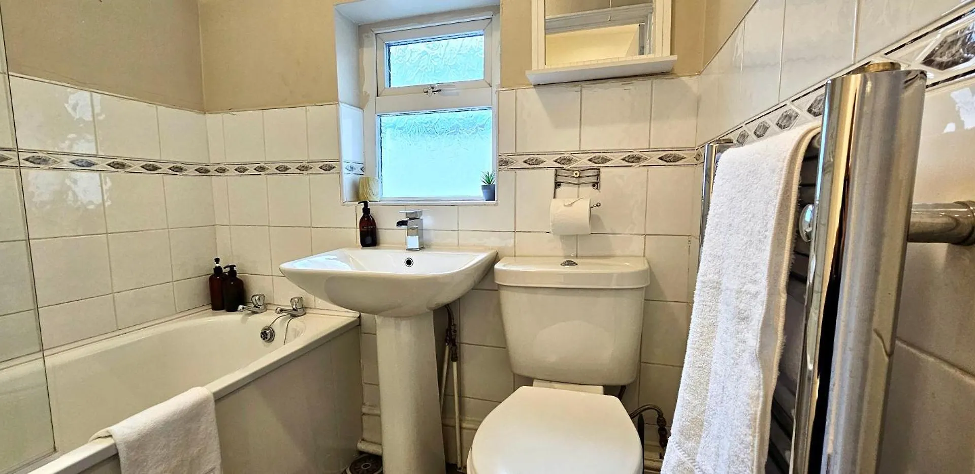 Ideal For Groups - 4 Bedrooms, 2 Bathrooms Cardiff Apartment