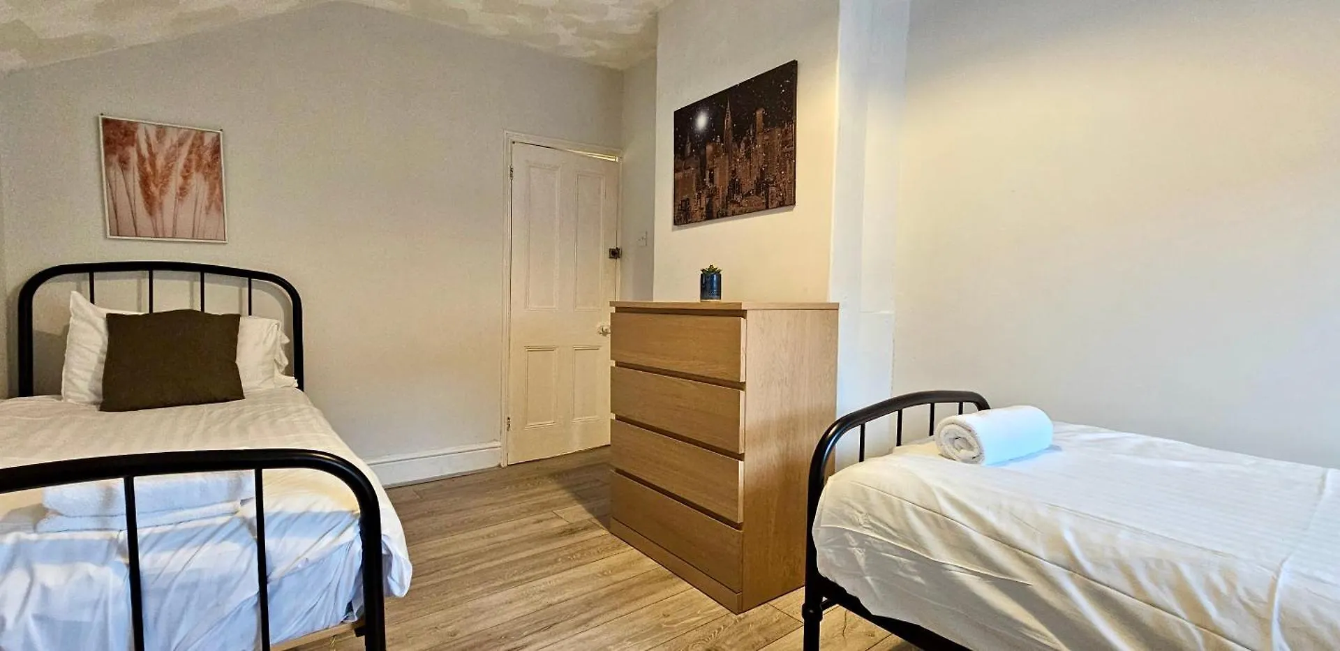 Ideal For Groups - 4 Bedrooms, 2 Bathrooms Cardiff 0*,